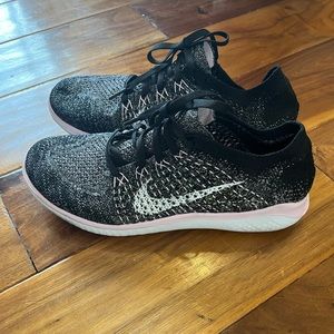 WMNS Nike Free Flyknit Sneakers